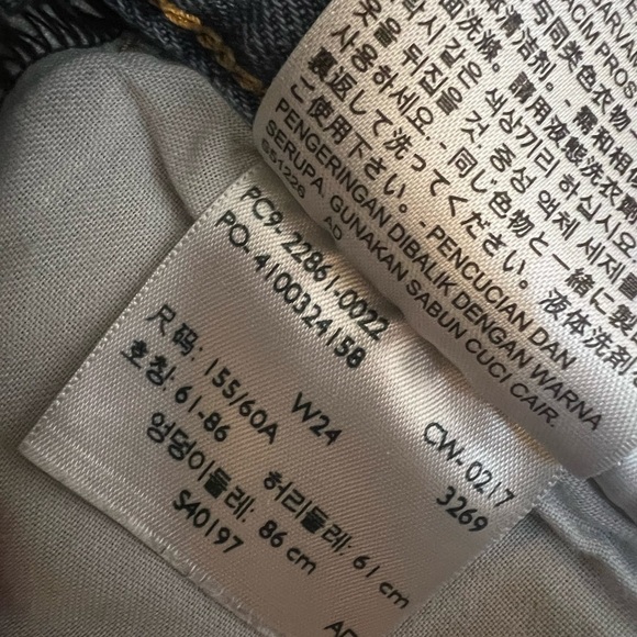 Levi’s Wedgie Straight Leg Distressed Patchwork Jeans 24 - Picture 4 of 7